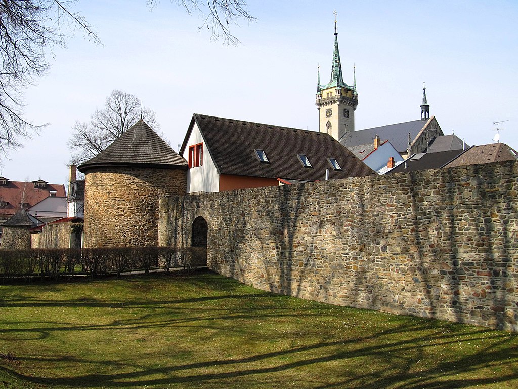 1024px-Polička,_městské_hradby_(3)